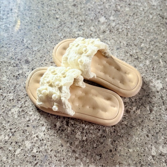 Girls White Sandals with Bead Embellishments Size 11.5C-12.5C - Picture 2 of 9